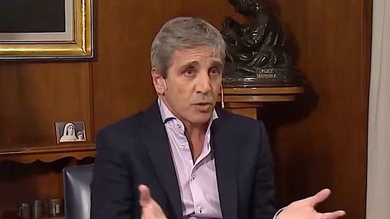 El ministro de Economía, Luis Caputo, habló sobre jubilaciones, subsidios, inflación e Impuesto a la Ganancias en una entrevista con TN. Foto: Captura de video