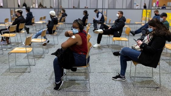 Centro de vacunación en Nantes, Francia. (AP)