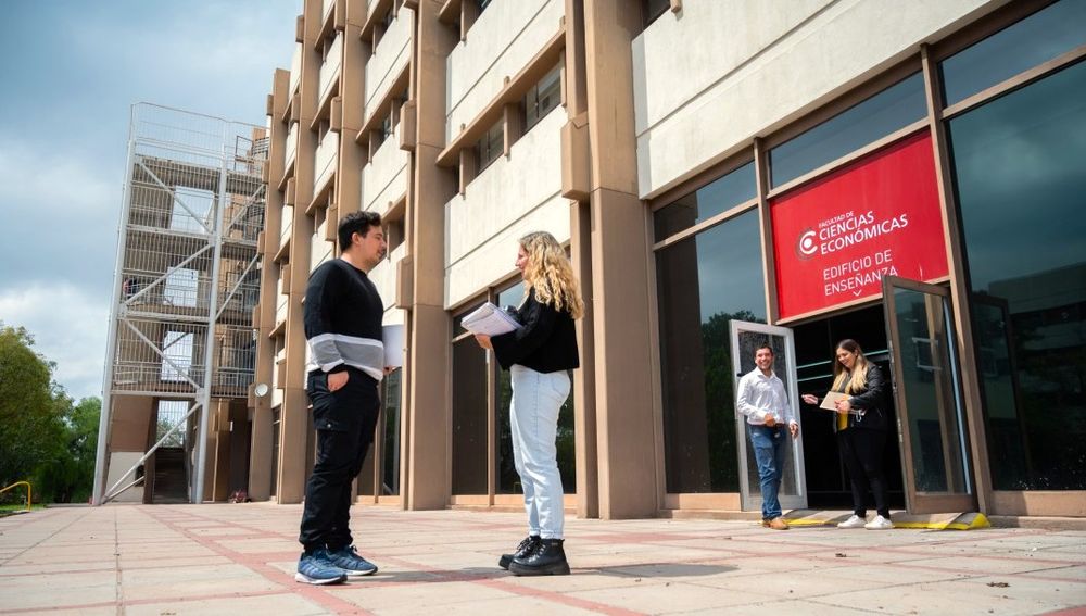 Los nuevos planes incorporan un modelo flexible con microcréditos, talleres y laboratorios para fortalecer competencias y actualizar la formación según las demandas actuales.