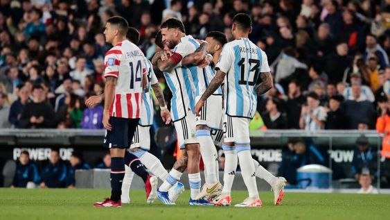 . BUENOS AIRES (ARGENTINA), 12/10/2023.- Jugadores de Argentina celebran un gol hoy, en un partido de las Eliminatorias Sudamericanas para la Copa Mundial de Fútbol 2026 entre Argentina y Paraguay en el estadio Más Monumental en Buenos Aires (Argentina). EFE/ Luciano González