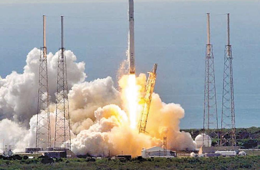 Space X ya tiene su nave lista para llevar al espacio al primer turista lunar