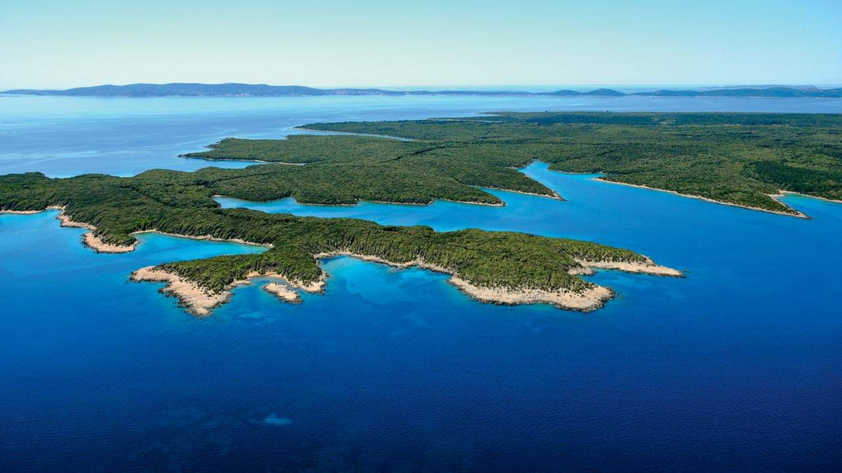 El lago prohibido de Croacia: por qué nadie puede tocar el agua en la isla de Cres