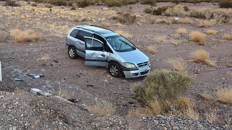 Una familia volcó sobre ruta 7 en Uspallata cuando iba camino a Chile y por fortuna no se registraron heridos de gravedad. Foto: Gentileza Prensa Gendarmería.