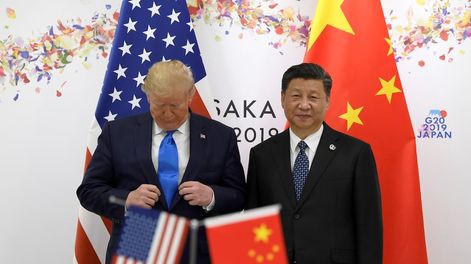 Los líderes de EEUU y China siguen su pugna en medio de la pandemia - AP