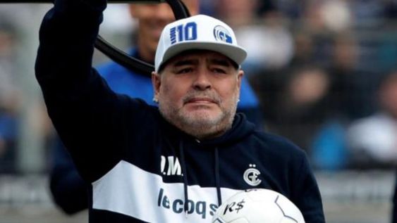 Una de las últimas imágenes de Maradona, dirigiendo a Gimnasia de La Plata. / Gentileza.