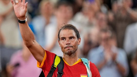 En esta imagen de archivo, el tenista español Rafael Nadal saluda tras el partido de dobles de cuartos de final del torneo olímpico, en el estadio Roland Garros, en París, el 31 de julio de 2024. (AP Foto/Manu Fernandez, archivo)