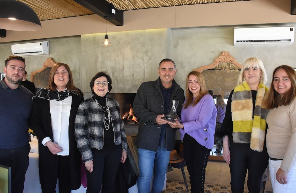 Pablo Guarnieri, Ana Gaibazzi, Cristina Pandolfi, Sergio Montiel, Adriana Martínez, Fátima Villagra y Alejandra Gil Posleman. PH Eduardo Dolengiewich