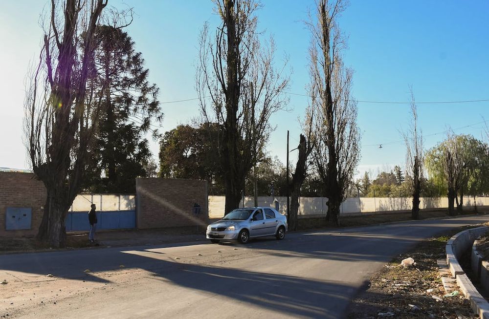 La víctima vivía en la casa ubicada frente al criadero de pollos, en Cruz de Piedra. Sus hijos lo encontraron agonizando en el predio que había salido a recorrer. Foto: Mariana Villa / Los Andes
