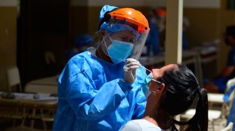 Los Andes | El crecimiento de los contagios hizo que las personas busquen realizarse más los test para saber si están contagiados. El PCR es uno de los análisis más utilizados.