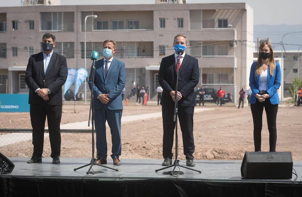 Rodolfo Suárez, el vice Mario Abed, las senadoras nacionales Anabel Fernández Sagasti y el intendente de Maipú, Matías Stevanato. / Igancio Blanco