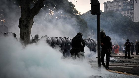 NOTICIAS ARGENTINAS BAIRES, JUNIO 12: Agentes del orden hacen guardia cerca del Congreso Nacional, el día en que los senadores debaten el proyecto de reforma económica del presidente argentino Javier Milei, conocido como ley ómnibus, en Buenos Aires, Argentina, 12 de junio de 2024. Foto NA: REUTERS/Mariana Nedelcuzzzz