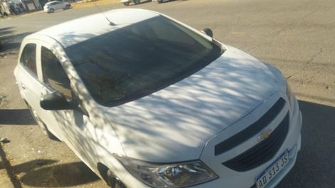 Los asaltantes abandonaron el auto en el que iban y la Policía descubrió que era alquilado. Foto: Ministerio de Seguridad.