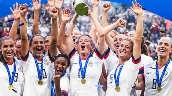 Alex Morgan, una de las jugadoras símbolo, aseguró que es un paso monumental al frente que nos hace sentir valoradas, respetadas. / Gentileza