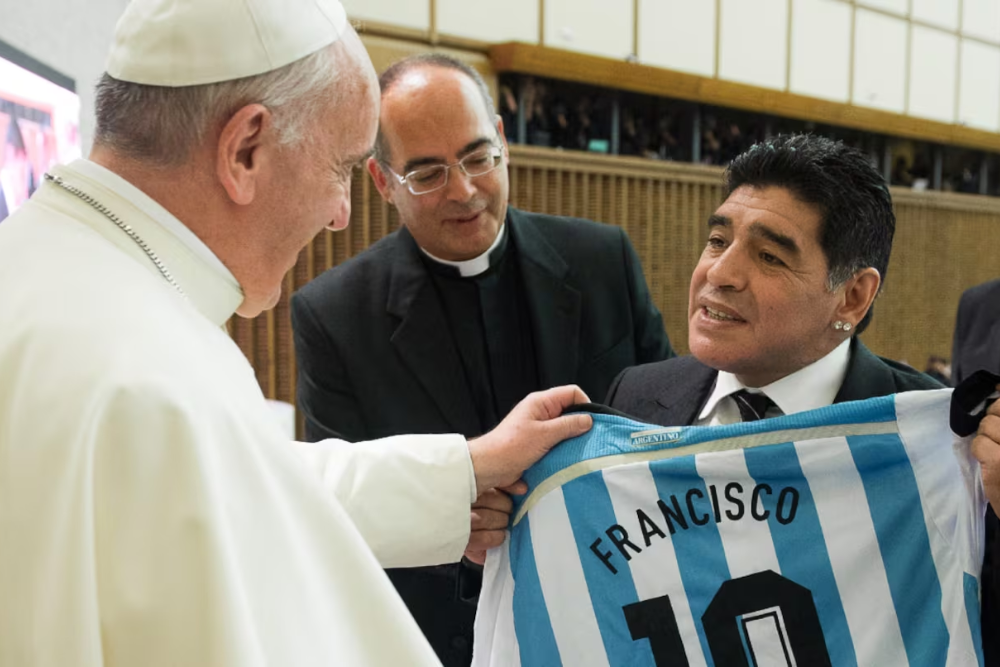 El Papa Francisco junto a Diego Maradona