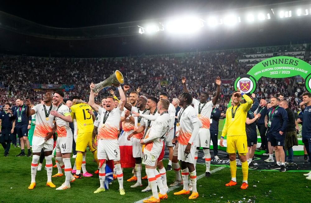 Vladimir Coufal, de West Ham, sostiene en alto el trofeo después de ganar final de la Europa Conference en contra de Fiorentina, et la Arena Eden, en Praga, el miércoles 7 de junio de 2023. West Ham ganó 2-1.