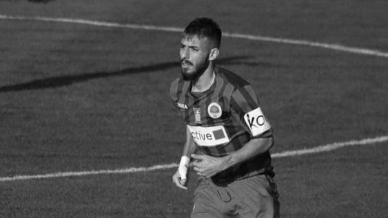 Alexandros Lampis, quien jugaba en el Ilioupoli FC, se desplomó en los primeros cinco minutos del encuentro y falleció en plena cancha. / Gentileza.