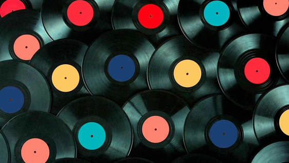 los viejos discos de vinilo no los tires, tenes un tesoro en casa: dos formas de aprovecharlos