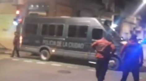 Los Andes | El ex militar ucraniano se atrincheró y enfrentó con la policía, que recibió una denuncia por violencia de género. El hombre se encerró en el baño, cruzó disparos con los oficiales.