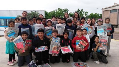 Todos los alumnos de 4º grado de la escuela Nº 1-396 “Clodomiro Giménez”, de Maipú, acompañados por sus docentes, Verónica Ubillos y Roxana Benítez.