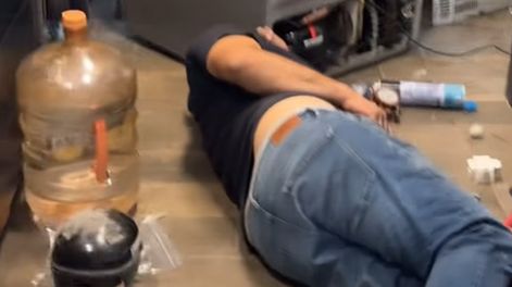 Fue a reparar una heladera, se quedó dormido y su cliente lo grabó