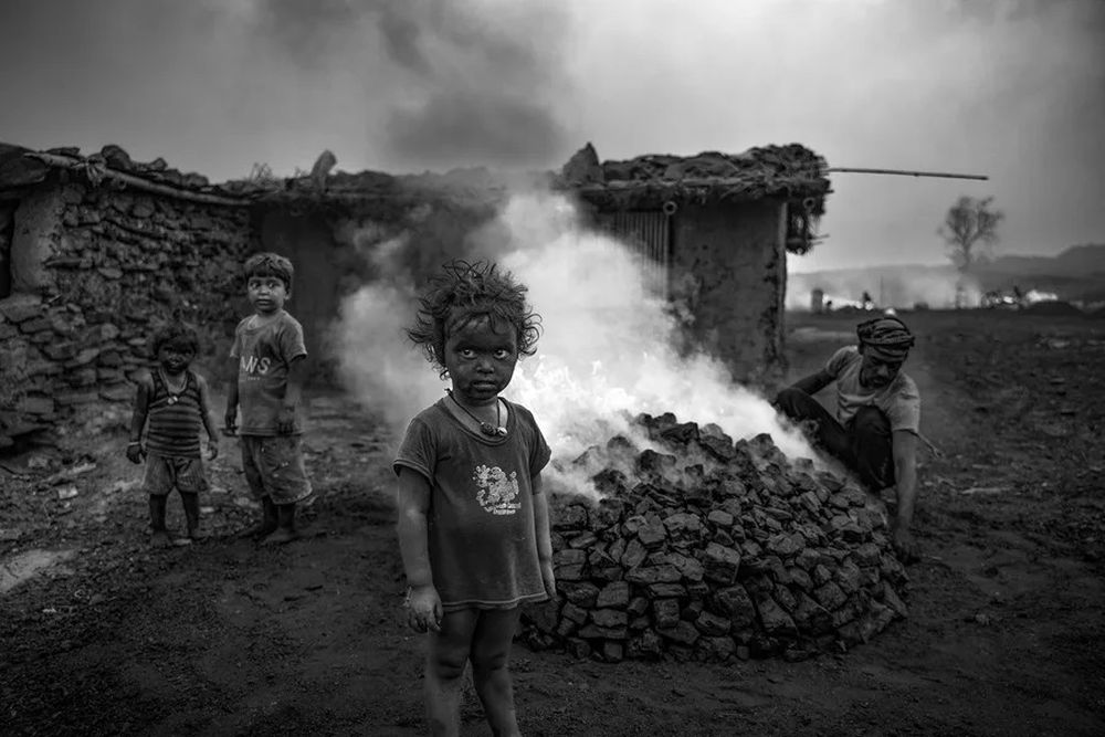 Unicef 2025: el fotógrafo indio Sourav Das recibió el tercer premio por una imagen de su reportaje Niños en las minas de carbón de Jharia pierden su infancia por culpa del humo, el fuego y la supervivencia sin fin