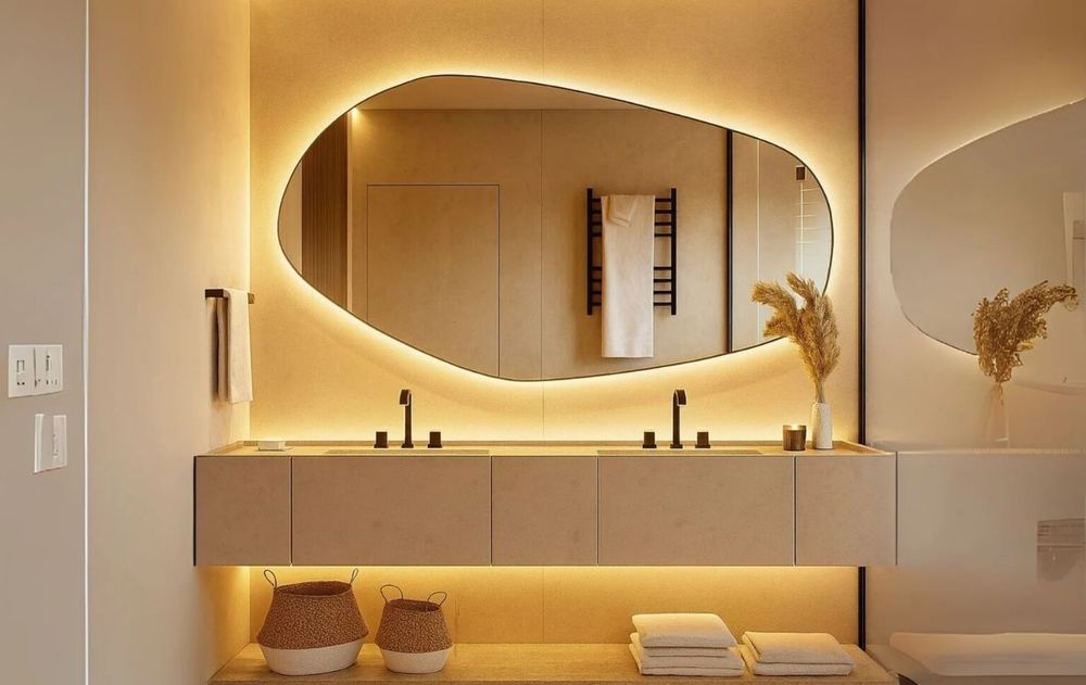 Los nuevos diseños suelen combinarse con iluminación cálida, perfiles metálicos finos y materiales naturales.