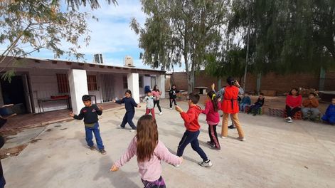 Los Andes | Un centro educativo de Godoy Cruz festeja su cumpleaños y el 25 de mayo con una peña folclórica. Foto: Centileza Centro Educativo Arco Iris.