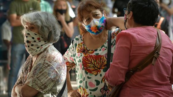 El bono para jubilados y pensionados alcanza a quienes cobran hasta $30.856, por lo que los beneficiarios percibirán como máximo en abril y mayo, $32.356 cada mes. Foto: Orlando Pelichotti.