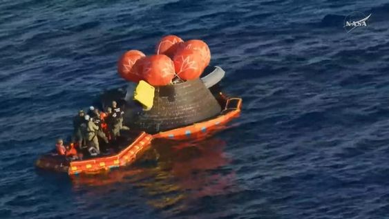 El momento de la apertura de la nave Orión tras el amerizaje