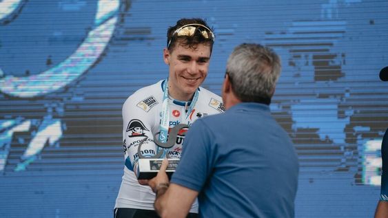 El gobernador Sergio Uñac premiando al ganador de la vuelta Fabio Jakobsen.