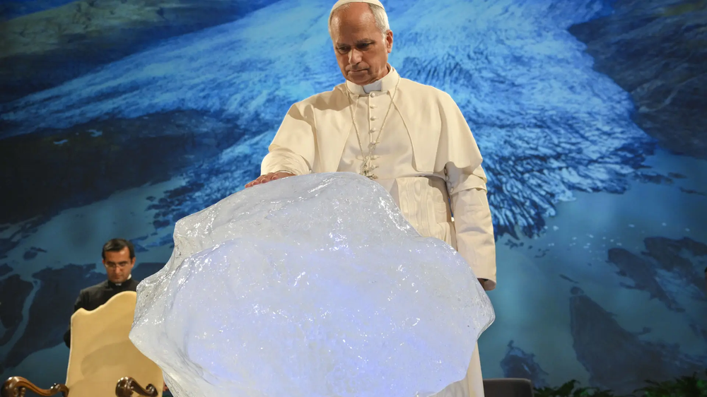 El Papa León XIV bendijo un bloque de hielo