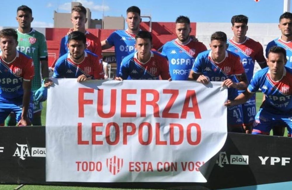 Los jugadores titulares en el partido con Patronato posaron con una bandera en apoyo para Leopoldo Luque. Foto: Gentileza