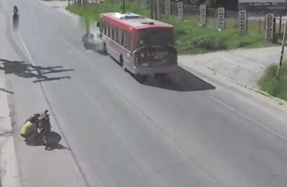 Video: violento choque frontal entre un colectivo y un auto en Córdoba