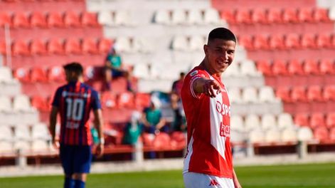 Los Andes | NOTICIAS ARGENTINAS SANTA FE Lucas Esquivel festeja un gol en Unión de Santa Fe, después de jugar para el Tatengue, pasó a Paranaense de Brasil, y ahora lo pretende River Plate.Foto NA