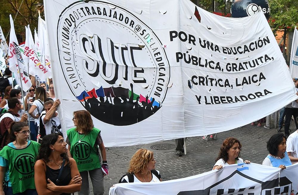 El sindicato docente vive una tensa transición entre la conducción saliente, que conduce Sebastián Henríquez, y la que viene con Carina Sedano al frente.