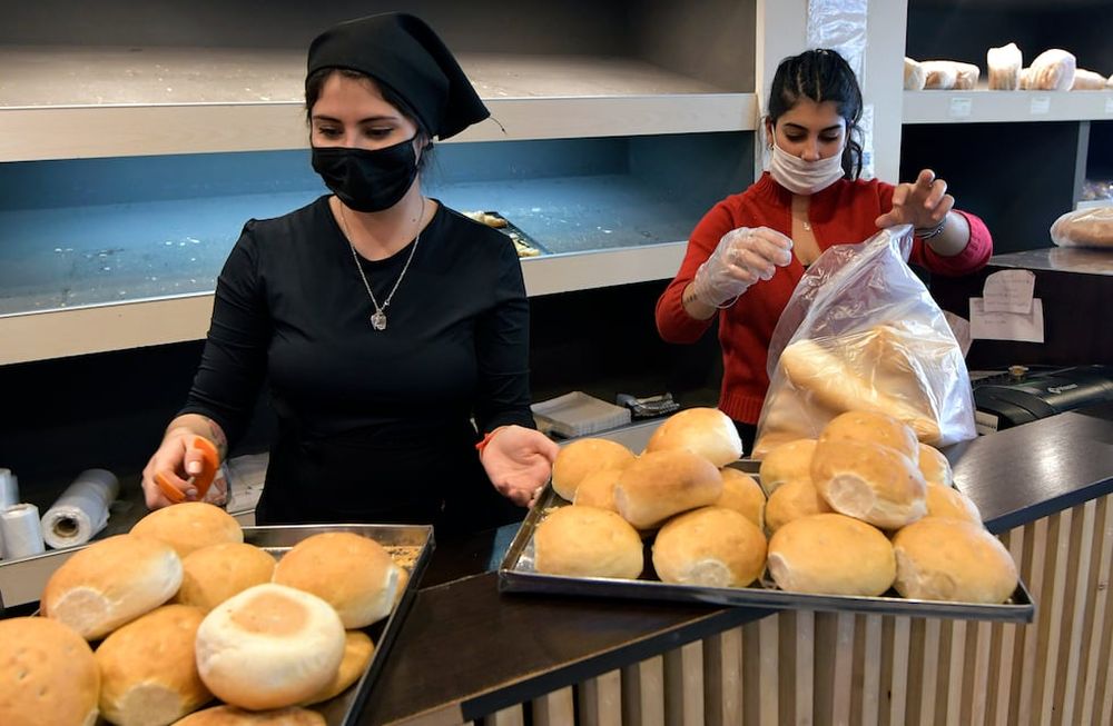 El rendimiento de un plazo fijo serviría para comprar poco más de una docena de tortitas por cada $10.000 de inversión. Foto: Orlando Pelichotti / Los Andes