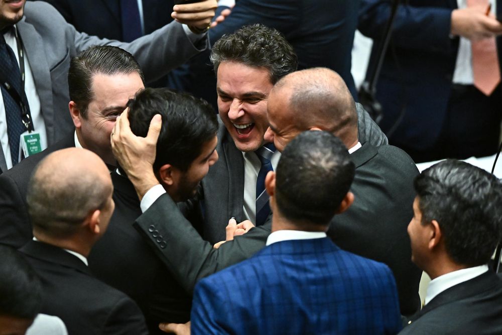 Miembros del Partido Liberal celebran la media sanción del proyecto. 