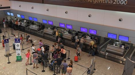 Bajas en las visitas de turistas al país pero se registró un incrementó un 10,8% interanual en las salidas de los argentinos al exterior.