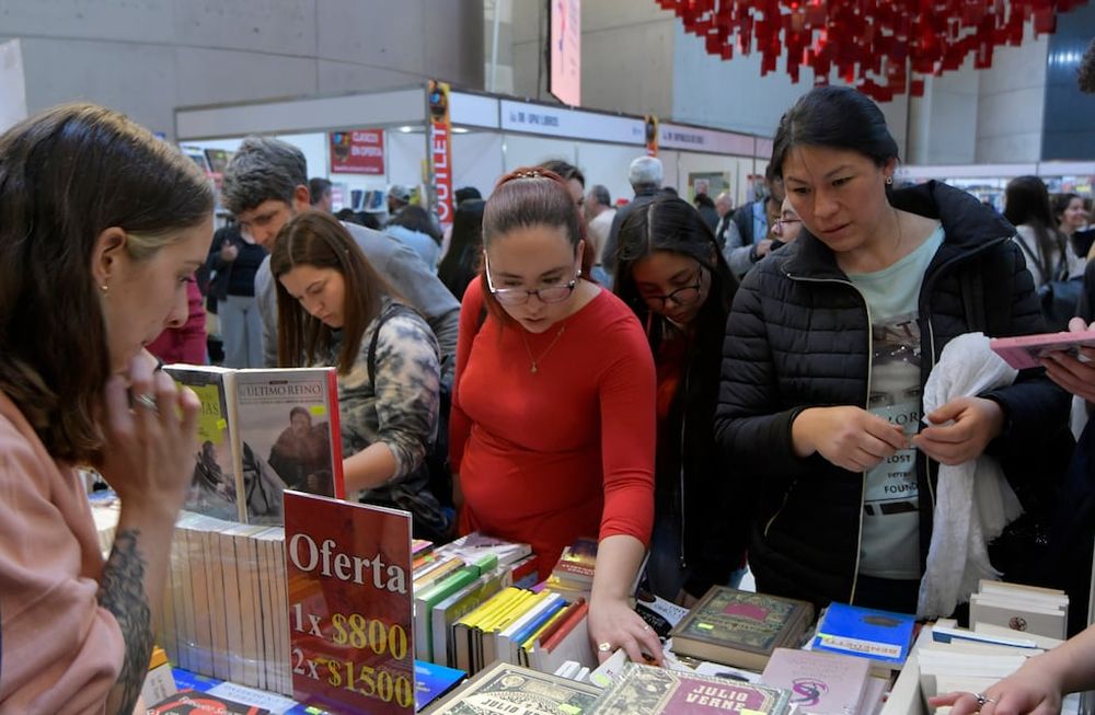 Feria del Libro 2022 Las librerías ya lo saben y la Feria del Libro, que cierra hoy sus puertas, lo confirmó: los jóvenes están impulsando el consumo de ejemplares y se posicionan como el segmento más fuerte.en el Julio Le ParcFoto:  Orlando Pelichotti / Los Andes