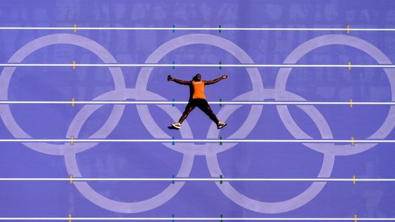Un atleta holandés se recuesta en la pista tras una práctica en los Juegos Olímpicos de París, el jueves 1 de agosto de 2024 en Saint-Denis (AP Foto/David J. Phillip)