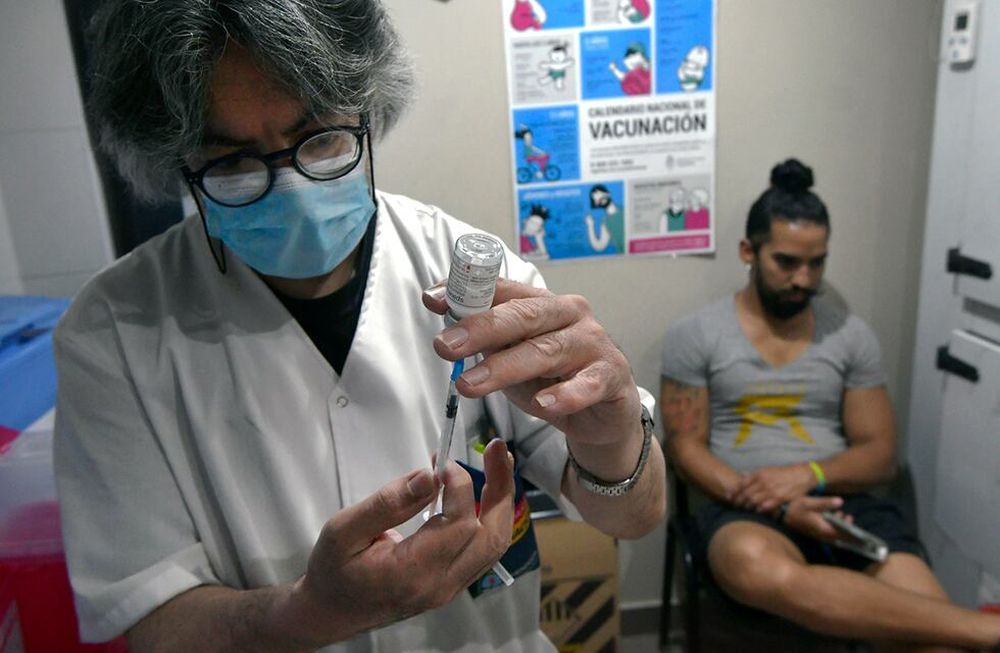 Un técnico del Vacunatorio Central prepara una dosis de Moderna para colocarle a un paciente.Foto: Orlando Pelichotti