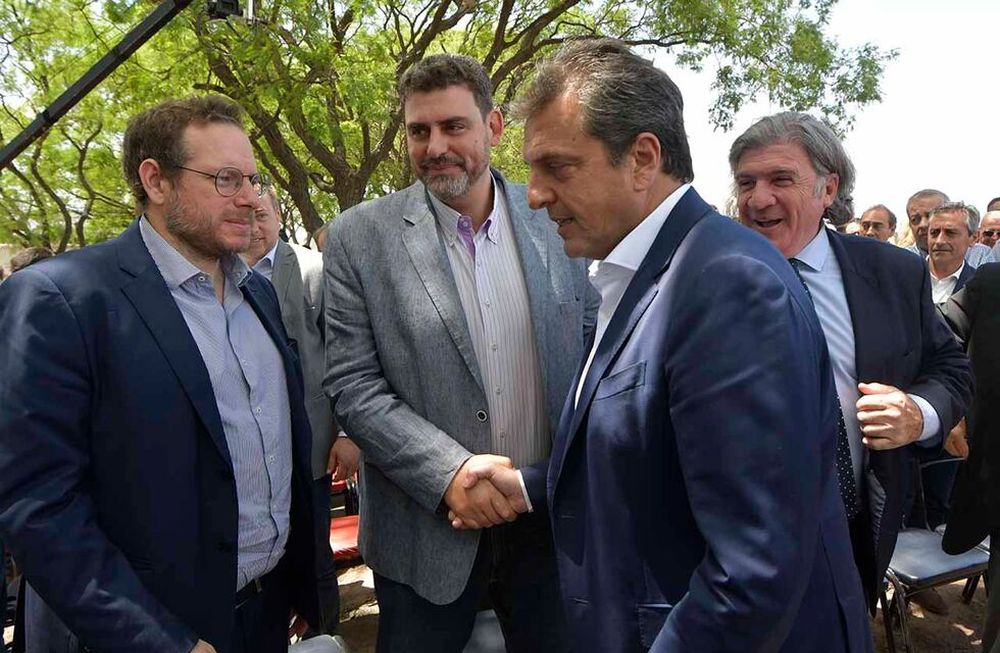 Un radical mendocino le dijo “Pinocho” a Massa y estalló la polémica por la ayuda nacional a la provincia. En la imagen, Sergio Massa es saludado por Lucas Ilardo, Martín Kerchner y José Luis Ramón.Foto: Orlando Pelichotti