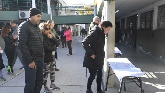 Cómo estará el tiempo para el domingo de las PASO nacionales: el frío puede concentrar votantes en las horas más templadas.Elecciones provinciales PASO 2023 del 11 de junio en la provincia de Mendoza.En la Escuela Belgrano de Godoy Cruz, Los ciudadanos esperan el turno para ingresar al cuarto a emitir su votoFoto: José Gutierrez / Los Andes