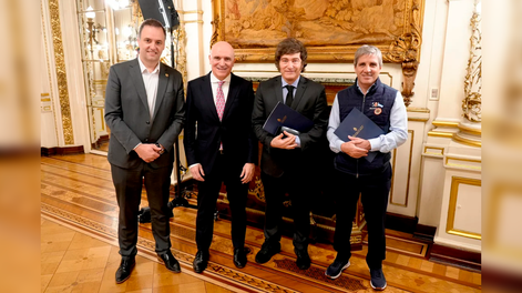 Manuel Adorni, José Luis Espert, Javier Milei y Luis Caputo en la grabación del discurso presidencial.