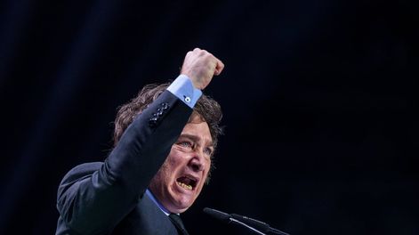 Los Andes | El presidente de Argentina, Javier Milei, hace un gesto con el puño en alto durante su discurso en el acto organizado por Vox, un partido español de ultraderecha, en Madrid, España, el 19 de mayo de 2024. (AP Foto/Manu Fernandez)