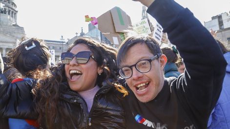 Agrupaciones y organizaciones de personas con discapacidad festejan la caída del veto presidencial a la emergencia en Discapacidad en la Plaza del Congreso.&nbsp;