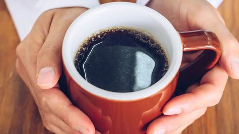Eso no significa que haya que abandonar el café. Significa que conviene beber primero un vaso grande de esta bebida simple para mejorar la salud a largo plazo.