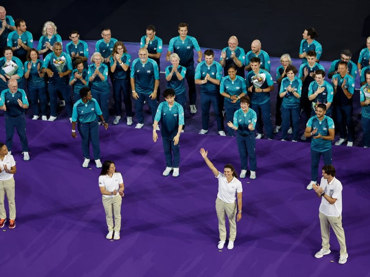 Voluntarios durante la ceremonia de clausura de los Juegos Olímpicos de París 2024 celebrada este domingo, en el Estadio de Francia en Saint-Denis (Francia).EFE/ Miguel Toña
