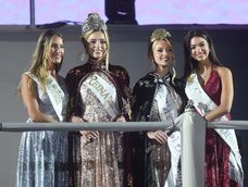 Azul Antolínez, reina nacional de la Vendimia 2026 junto a Alejandrina Funez, reina saliente, Agustina Gicomelli, nueva virreina y Sofía Perfume, virreina saliente. Azul Antolínez, reina nacional de la Vendimia 2026 junto a Alejandrina Funez, reina saliente, Agustina Gicomelli, nueva virreina y Sofía Perfume, virreina saliente.