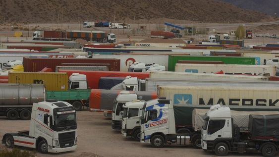 En los últimos meses de destacaron los aumentos en neumáticos, combustibles y el tipo de cambio, más la falta de oferta de repuestos. / Foto: Marcelo Rolland / Los Andes